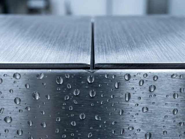 Superficies de acero inoxidable cepillado con gotas de agua